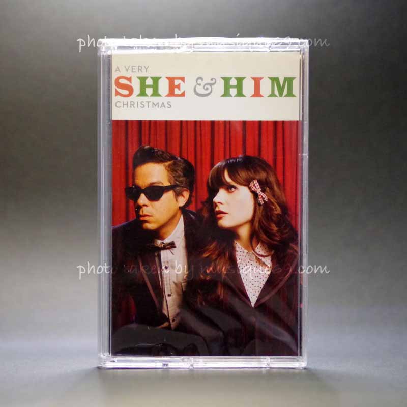 ズーイーデシャネル Zooey Deschanel (She & Him) - A Very She & Him Christmas: Limited Edition Opaque Metallic Gold Shell Edition (cassette)